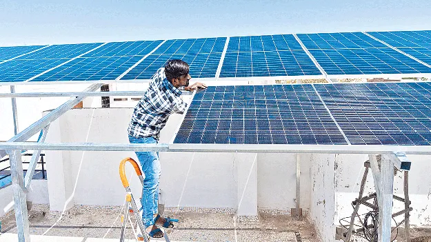 బడుల్లో సోలార్‌ కాంతులు