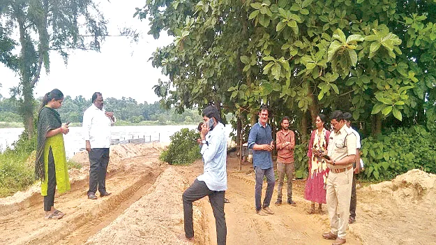 ఇసుక ర్యాంపుపై దాడులు