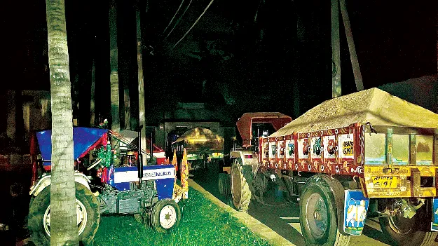 ఇసుక ట్రాక్టర్లు తప్పించుకుపోయాయి