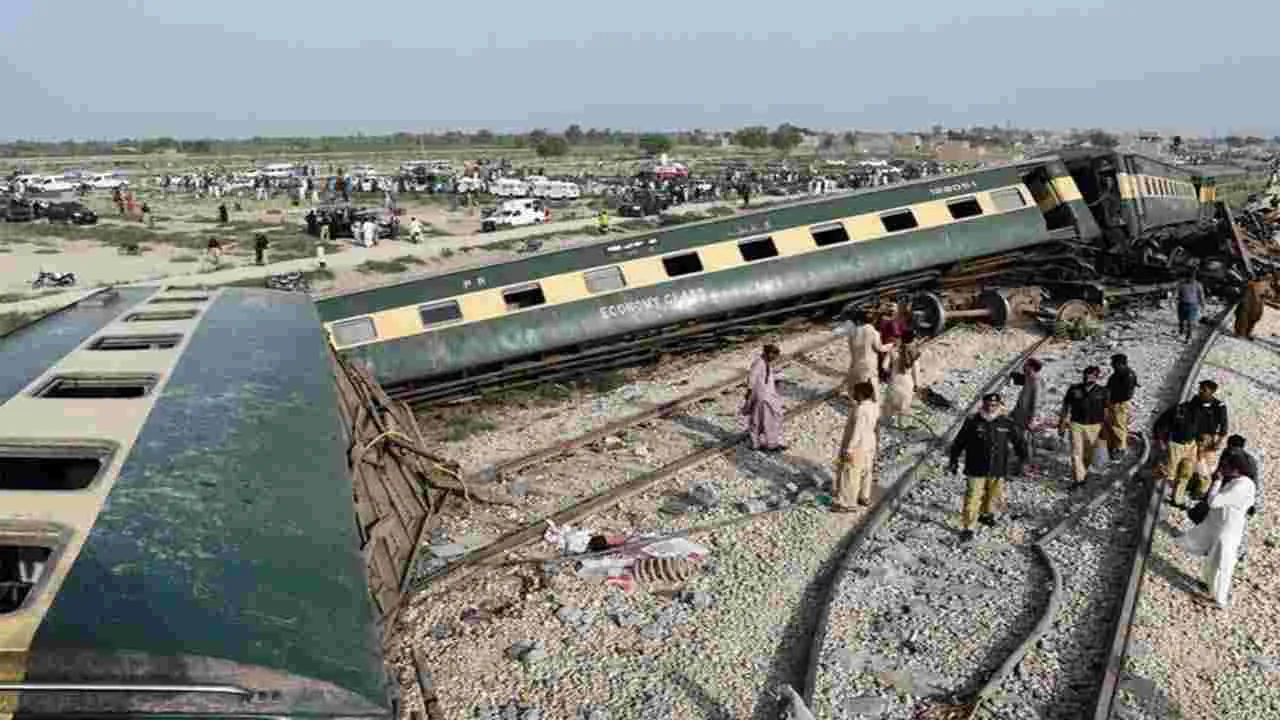 Pakistan Blast: పాక్‌లో బాంబు పేలుడు.. పట్టాలు తప్పిన జాఫర్ ఎక్స్‌ప్రెస్‌