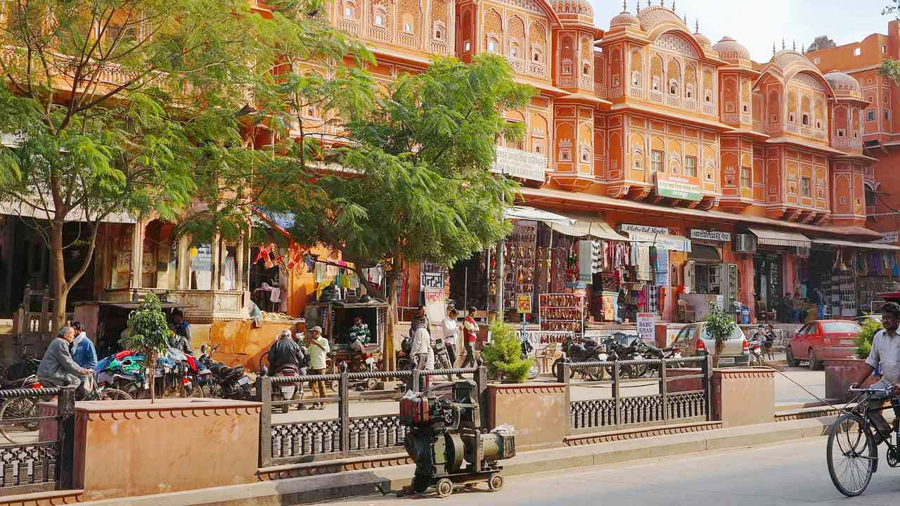 Jaipur Gemstone Business: రాజస్థాన్ జైపూర్లో రోడ్లపై కుప్పలుగా పోసి రత్నాల వ్యాపారం..ఎగబడుతున్న జనం