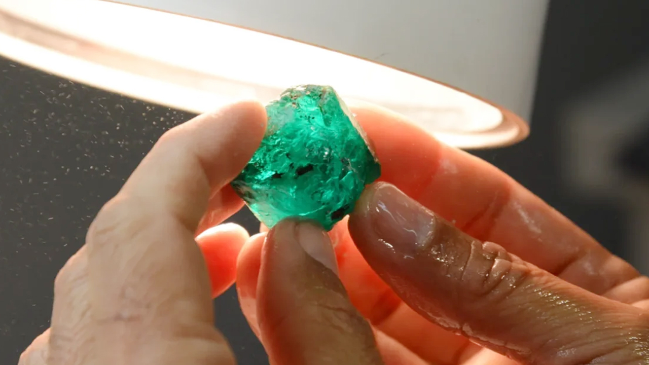 Jaipur Gemstone Business: రాజస్థాన్ జైపూర్లో రోడ్లపై కుప్పలుగా పోసి రత్నాల వ్యాపారం..ఎగబడుతున్న జనం