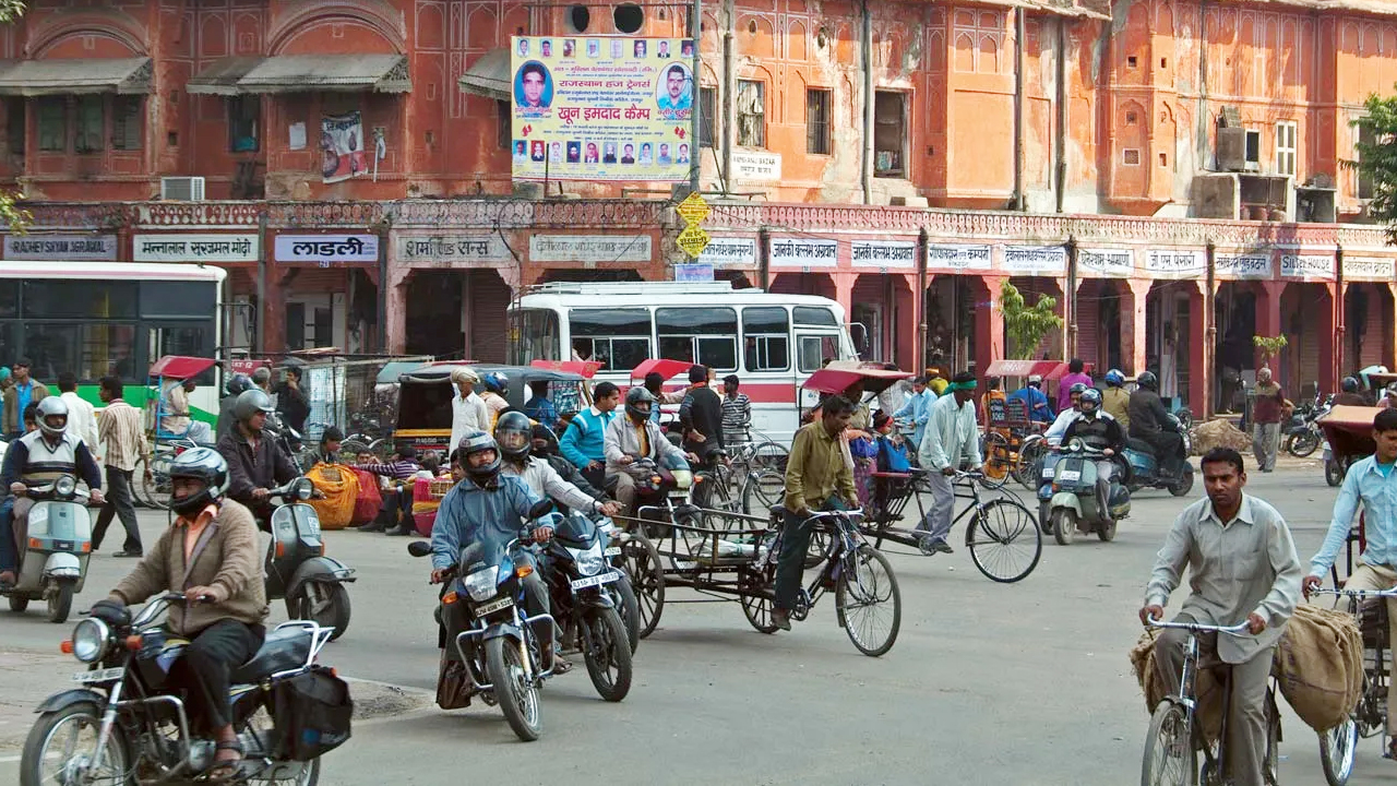 Jaipur Gemstone Business: రాజస్థాన్ జైపూర్లో రోడ్లపై కుప్పలుగా పోసి రత్నాల వ్యాపారం..ఎగబడుతున్న జనం