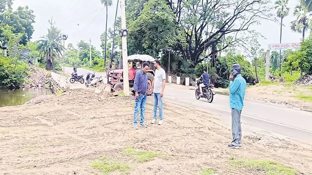 jagitiala :  చింతకుంట చెరువు దగ్గర నిమజ్జన ఏర్పాట్లు చేస్తున్న సిబ్బంది