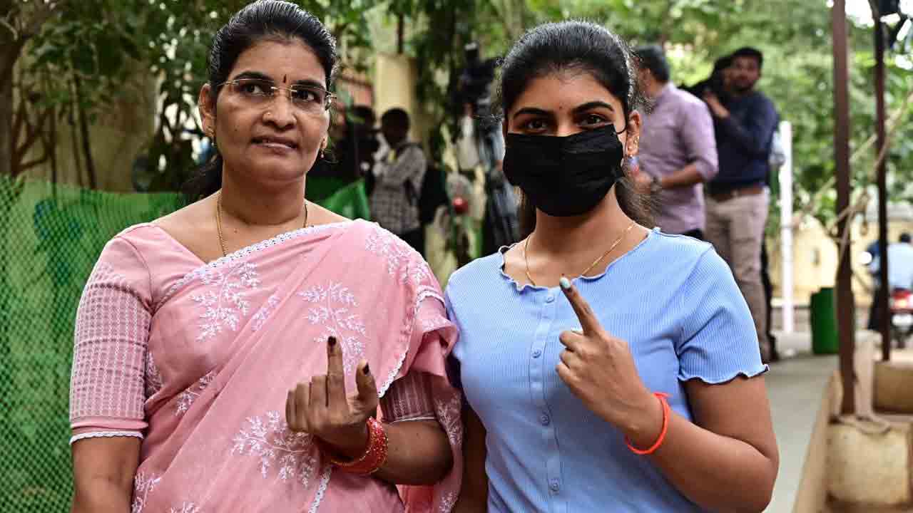 Jubilee Hills Bye Election: జూబ్లీహిల్స్ ఉప ఎన్నిక..ఓటు వేసిన కాంగ్రెస్, బీఆర్ఎస్ అభ్యర్థులు