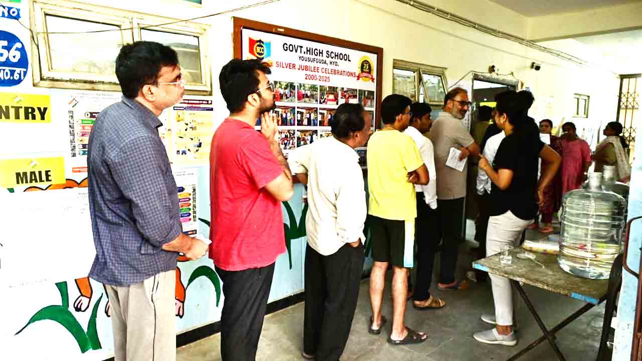 Jubilee Hills Bye Election: జూబ్లీహిల్స్ ఉప ఎన్నిక..ఓటు వేసిన కాంగ్రెస్, బీఆర్ఎస్ అభ్యర్థులు