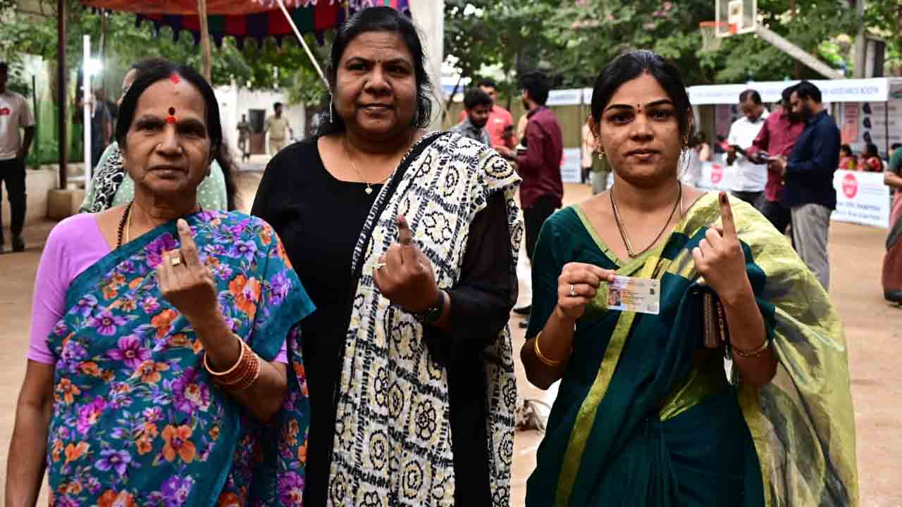 Jubilee Hills Bye Election: జూబ్లీహిల్స్ ఉప ఎన్నిక..ఓటు వేసిన కాంగ్రెస్, బీఆర్ఎస్ అభ్యర్థులు