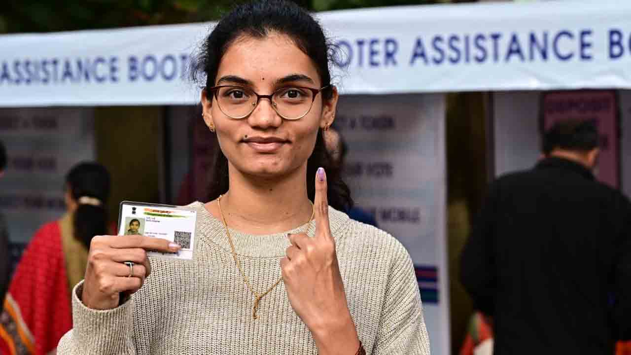 Jubilee Hills Bye Election: జూబ్లీహిల్స్ ఉప ఎన్నిక..ఓటు వేసిన కాంగ్రెస్, బీఆర్ఎస్ అభ్యర్థులు