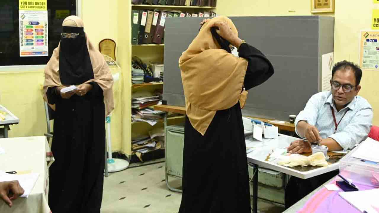 Jubilee Hills Bye Election: జూబ్లీహిల్స్ ఉప ఎన్నిక..ఓటు వేసిన కాంగ్రెస్, బీఆర్ఎస్ అభ్యర్థులు