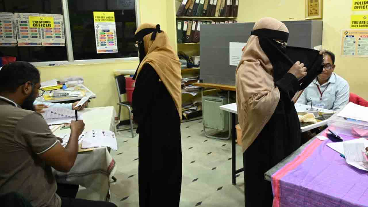 Jubilee Hills Bye Election: జూబ్లీహిల్స్ ఉప ఎన్నిక..ఓటు వేసిన కాంగ్రెస్, బీఆర్ఎస్ అభ్యర్థులు