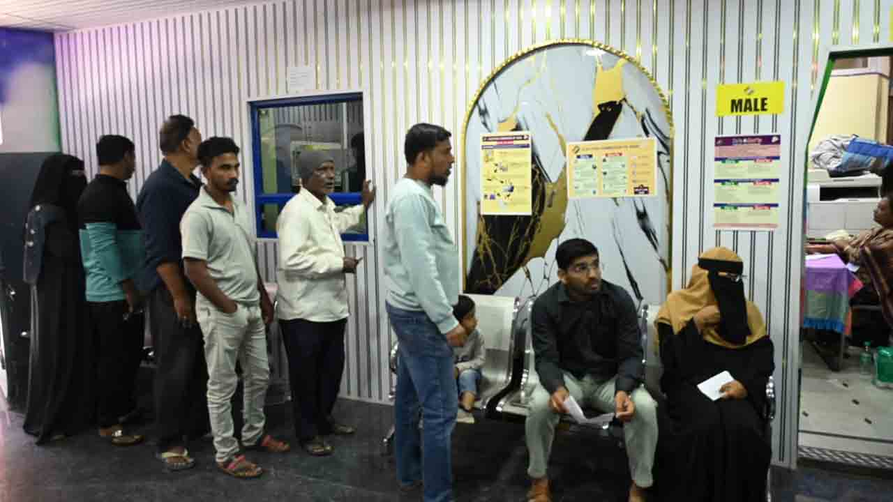 Jubilee Hills Bye Election: జూబ్లీహిల్స్ ఉప ఎన్నిక..ఓటు వేసిన కాంగ్రెస్, బీఆర్ఎస్ అభ్యర్థులు