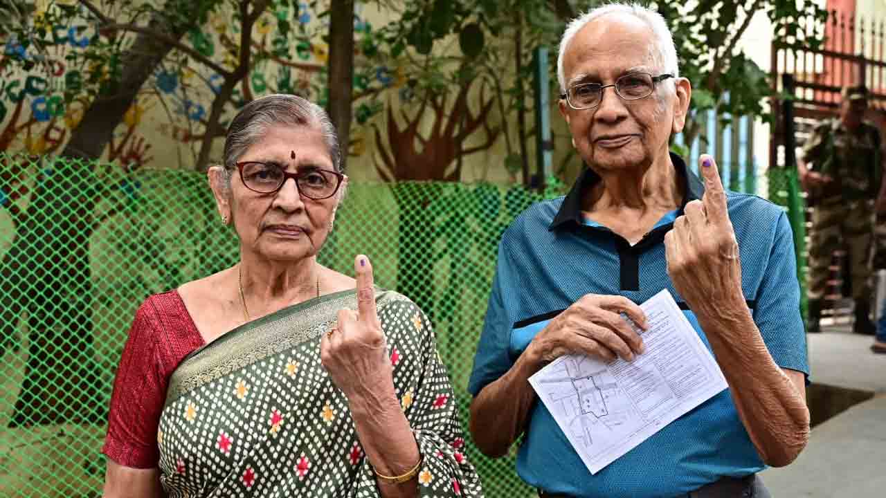 Jubilee Hills Bye Election: జూబ్లీహిల్స్ ఉప ఎన్నిక..ఓటు వేసిన కాంగ్రెస్, బీఆర్ఎస్ అభ్యర్థులు