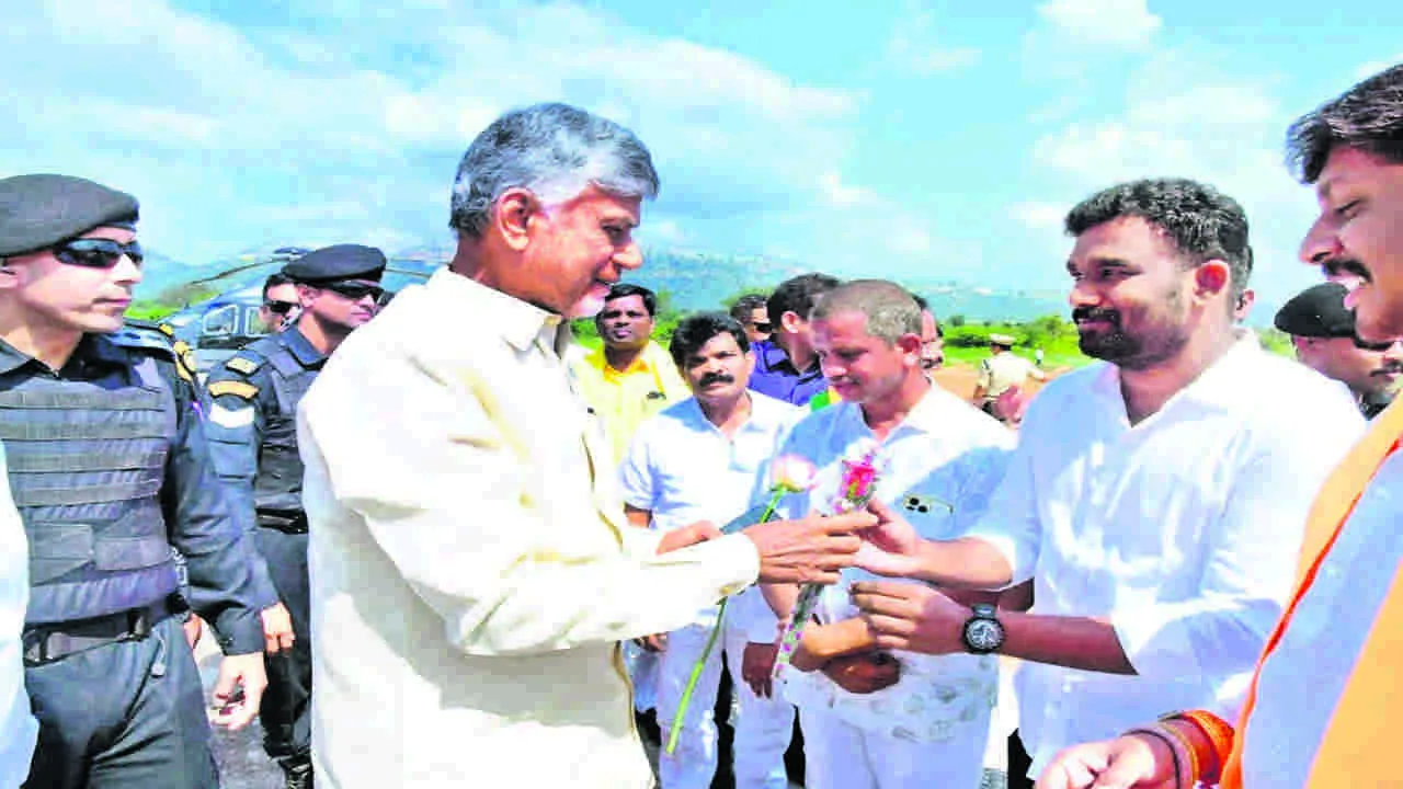 CM: ముఖ్యమంత్రికి ఘన స్వాగతం