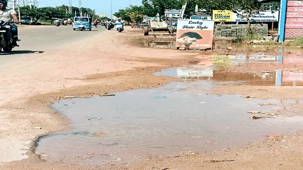 తాగునీటి వృథా.. అధికారులకు కనిపించదా?