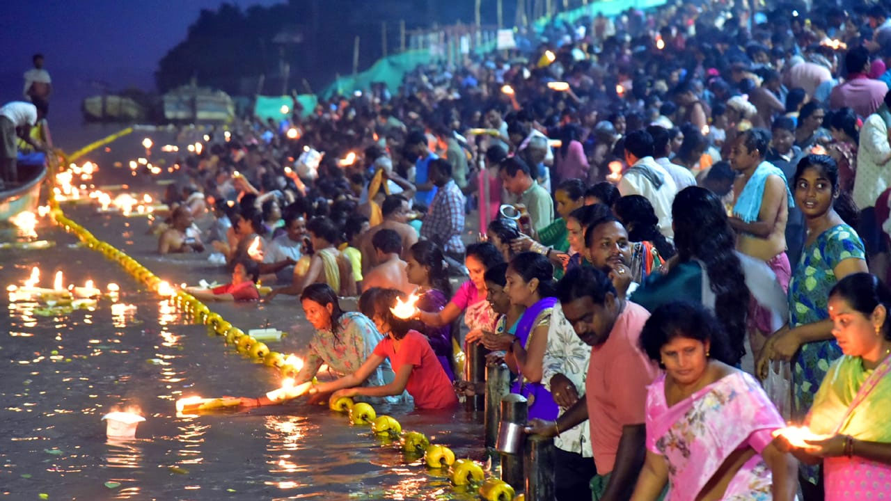 Kartika Pournami: భక్త జనసంద్రంగా రాజమహేంద్రవరం పుష్కర్ ఘాట్