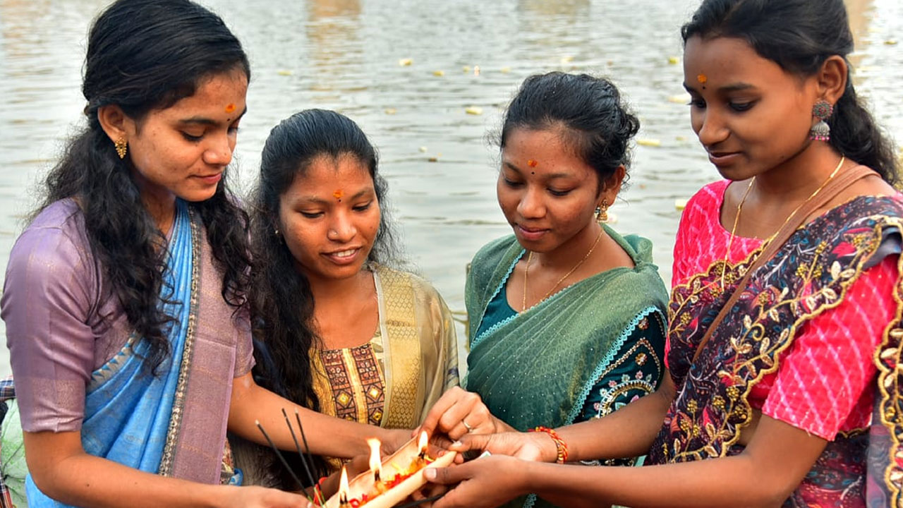 Kartika Pournami: భక్త జనసంద్రంగా రాజమహేంద్రవరం పుష్కర్ ఘాట్