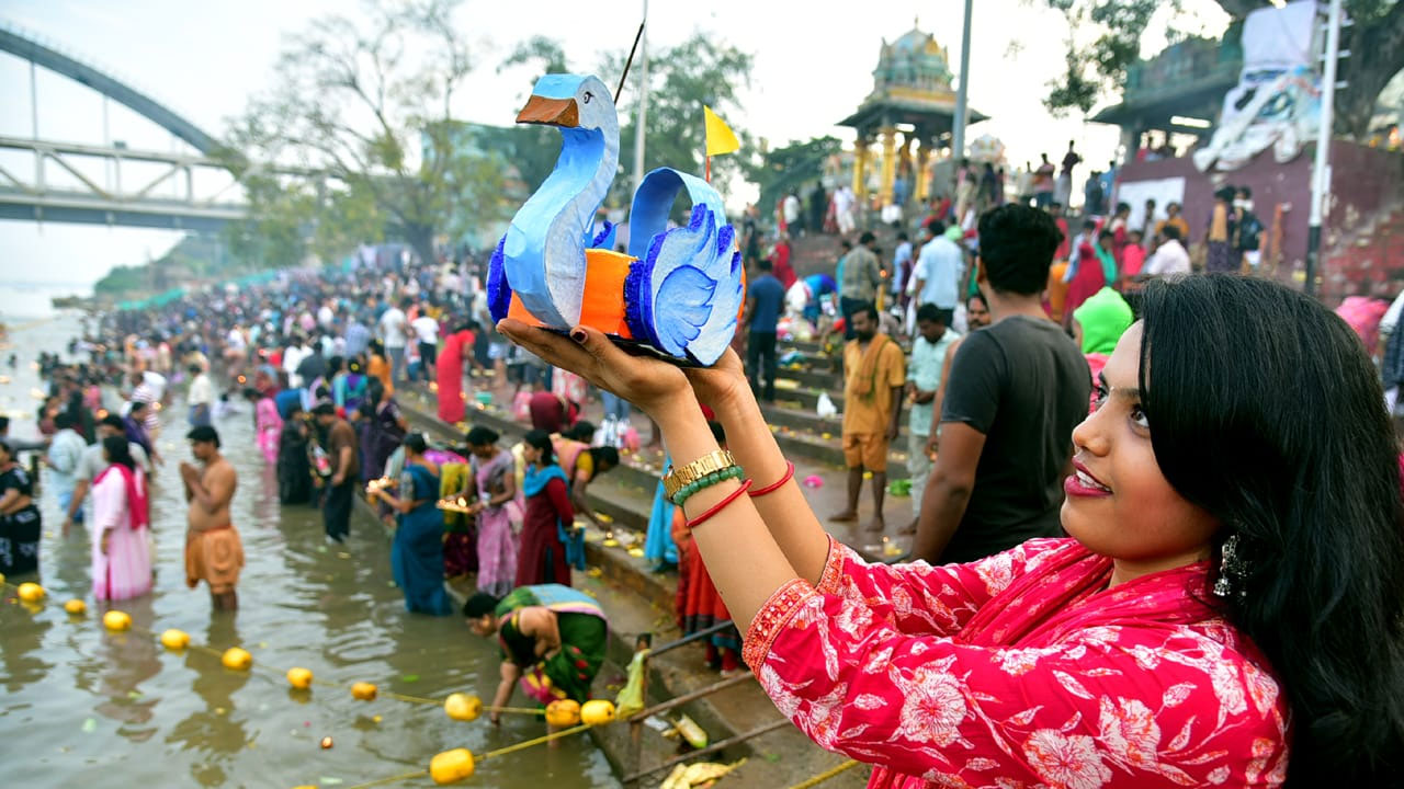 Kartika Pournami: భక్త జనసంద్రంగా రాజమహేంద్రవరం పుష్కర్ ఘాట్