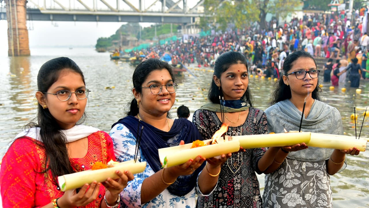 Kartika Pournami: భక్త జనసంద్రంగా రాజమహేంద్రవరం పుష్కర్ ఘాట్