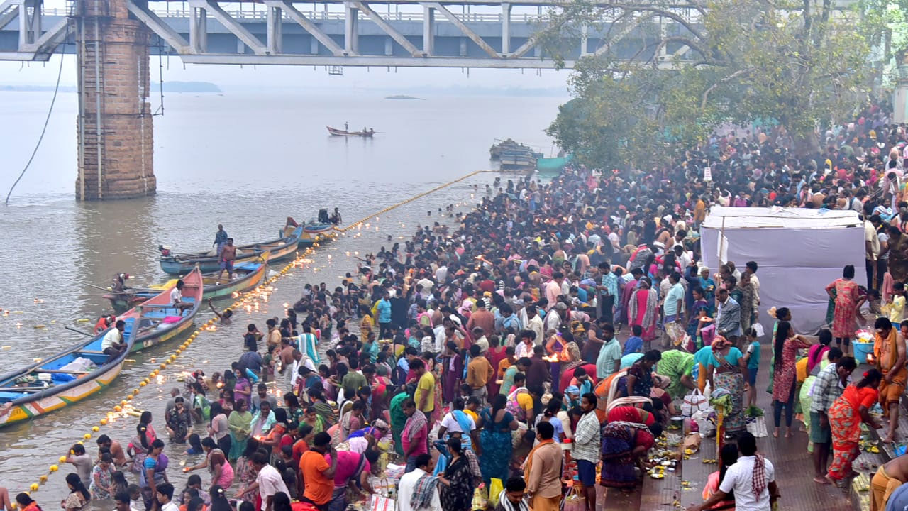 Kartika Pournami: భక్త జనసంద్రంగా రాజమహేంద్రవరం పుష్కర్ ఘాట్