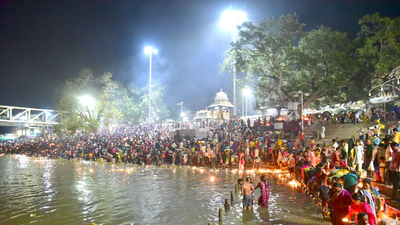 Kartika Pournami: భక్త జనసంద్రంగా రాజమహేంద్రవరం పుష్కర్ ఘాట్