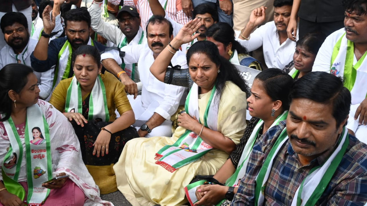 BC Bandh Protest: బీసీ బంద్... కవిత రాస్తారోకో 