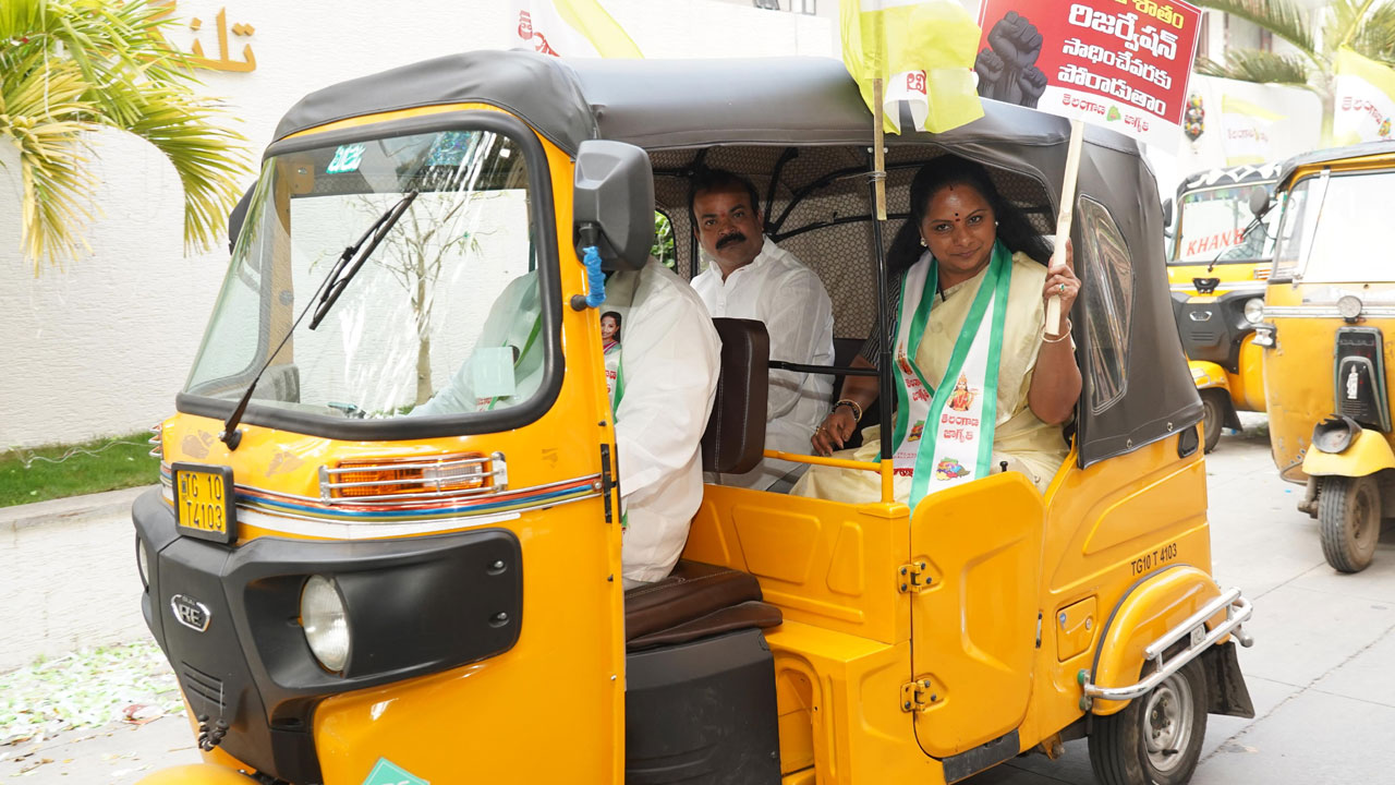 BC Bandh Protest: బీసీ బంద్... కవిత రాస్తారోకో 