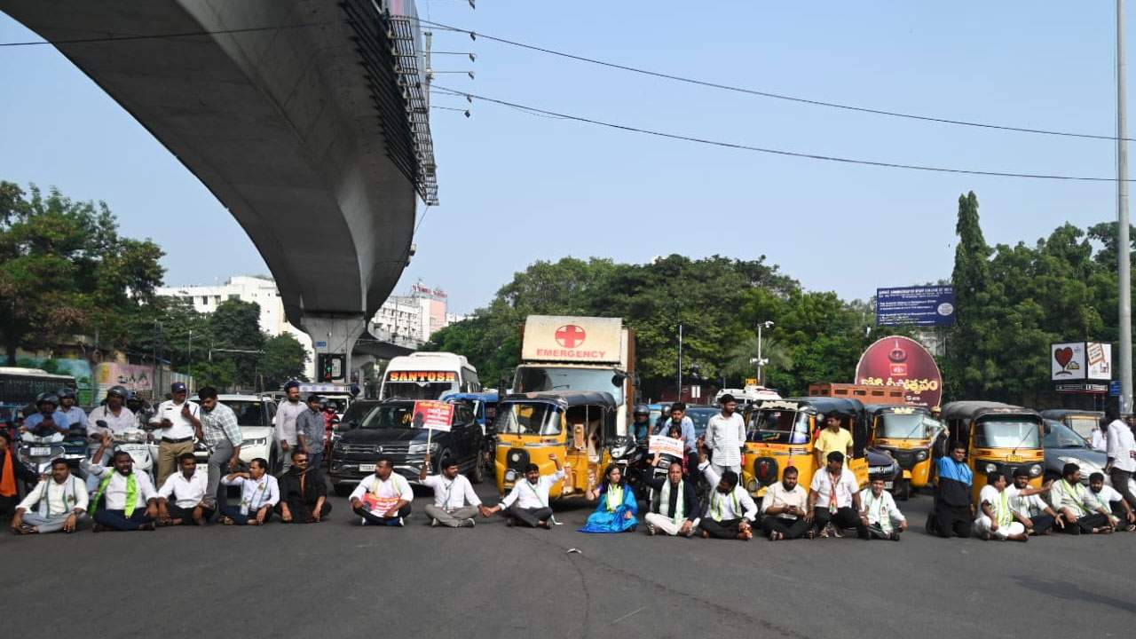 BC Bandh Protest: బీసీ బంద్... కవిత రాస్తారోకో 