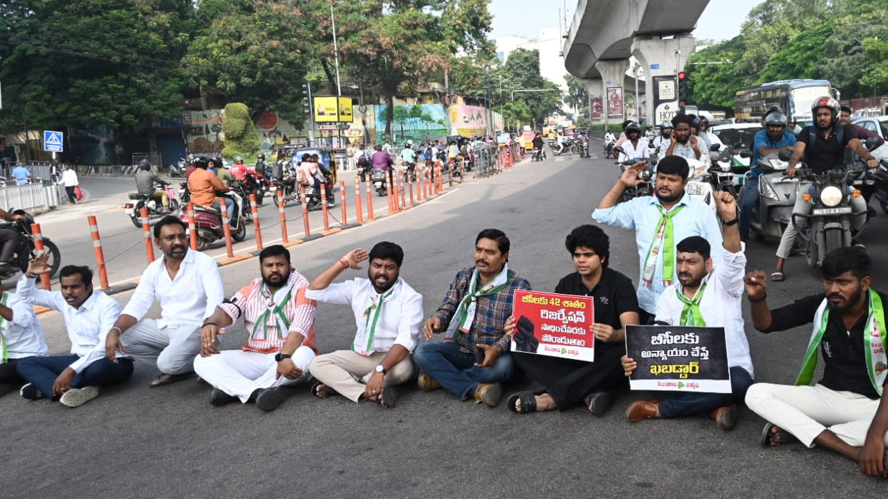 BC Bandh Protest: బీసీ బంద్... కవిత రాస్తారోకో 