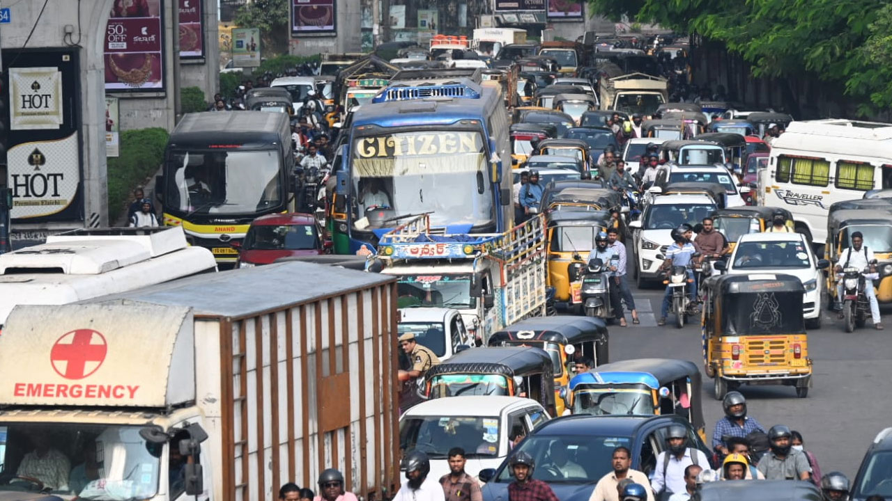 BC Bandh Protest: బీసీ బంద్... కవిత రాస్తారోకో 