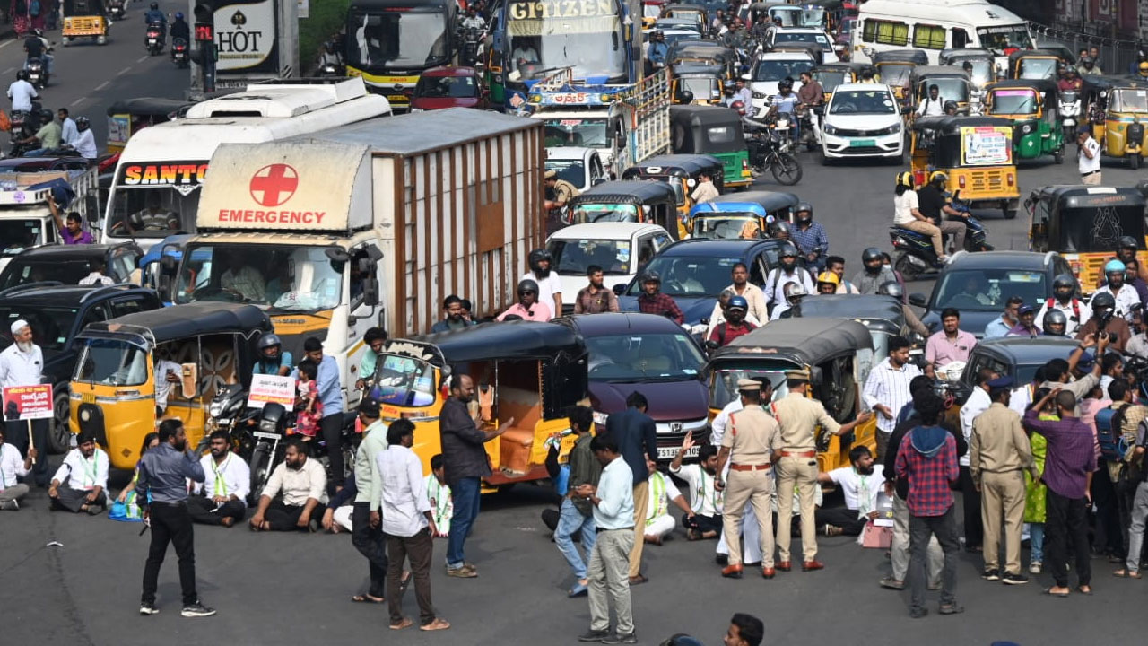 BC Bandh Protest: బీసీ బంద్... కవిత రాస్తారోకో 