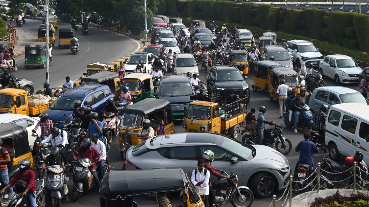 BC Bandh Protest: బీసీ బంద్... కవిత రాస్తారోకో 