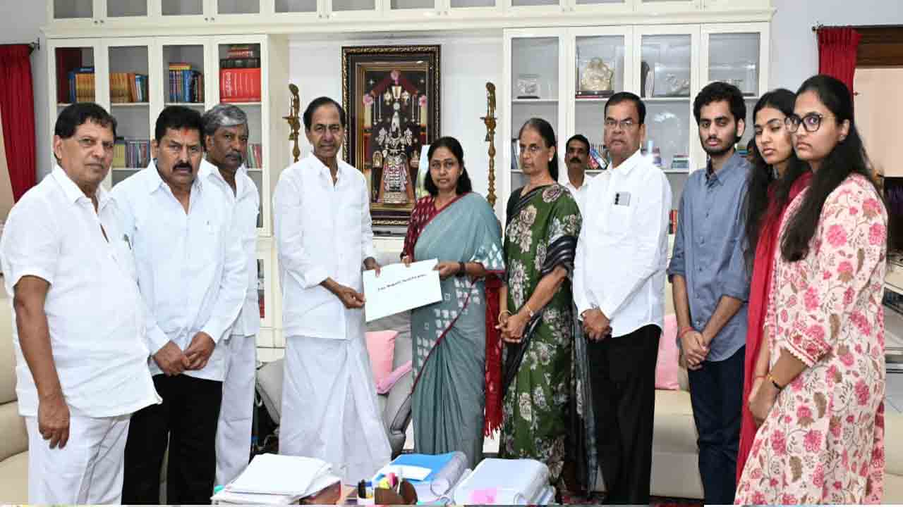 KCR Bform to Maganti Sunitha: మాగంటి సునీతకు బీఫాం ఇచ్చిన బీఆర్ఎస్ అధినేత కేసీఆర్