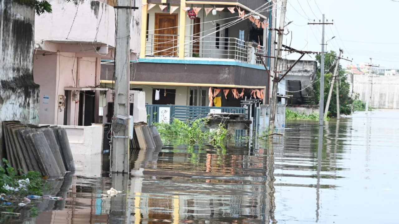 Munneru Floods: మొంథా తుపాను ఎఫెక్ట్.. మున్నేరుకు వరద ఉధృతి