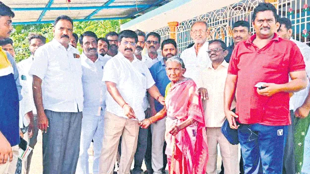 గడప గడపకు వెళ్లి..