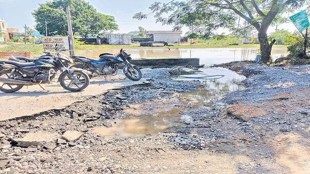 karimnagar :  వర్షంతో భారీగా దెబ్బతిన్న రోడ్లు