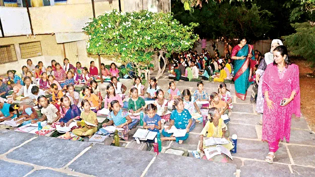 మెనూ ప్రకారం భోజనం వడ్డించాలి