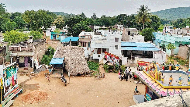 ఆ గ్రామానికి ఏమైౖంది?