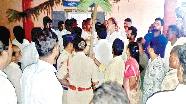 ఎంపీడీవో ఆఫీసు ఎదుట వైసీపీ నాయకుడి చిందులు