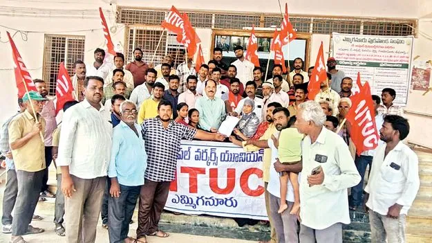 కుటుంబ సభ్యులకే ఉద్యోగాలు ఇవ్వాలి 