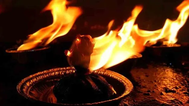 Karthika Pournami: కార్తీక పౌర్ణమి.. 365 వత్తులతో దీపారాధన.. ఎందుకు వెలిగిస్తారంటే?