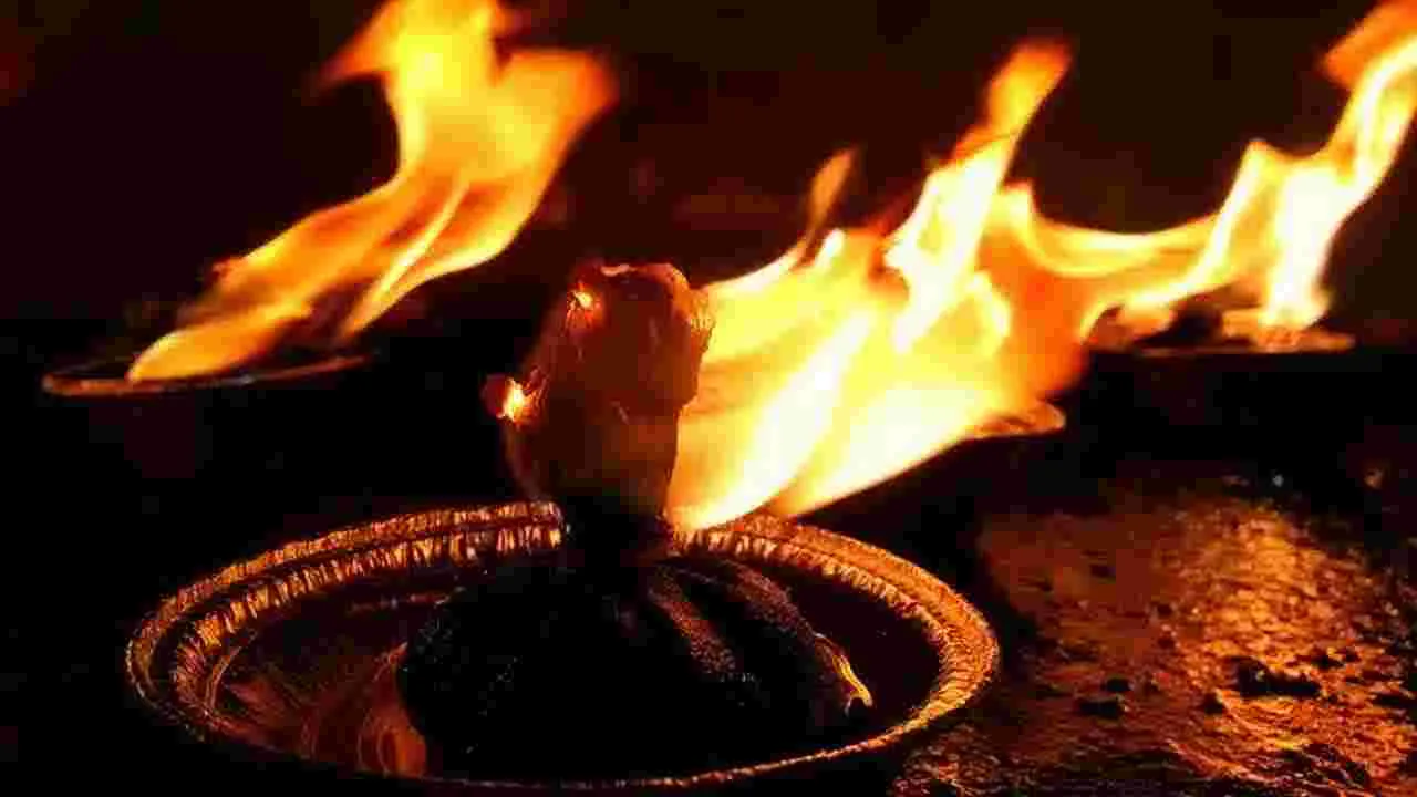 Karthika Pournami: కార్తీక పౌర్ణమి.. 365 వత్తులతో దీపారాధన.. ఎందుకు వెలిగిస్తారంటే?