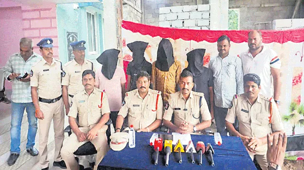 రాత్రికి రాత్రే హైవేపై లారీల మాయం!