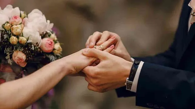 Man Helps Wife: భార్యకు ప్రియుడితో పెళ్లి.. పోలీసులకు భర్త విన్నపం..