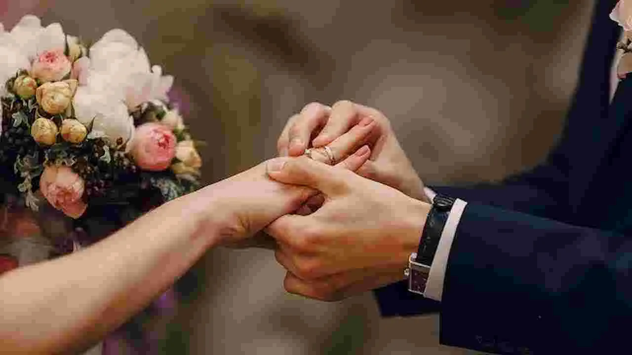 Man Helps Wife: భార్యకు ప్రియుడితో పెళ్లి.. పోలీసులకు భర్త విన్నపం..