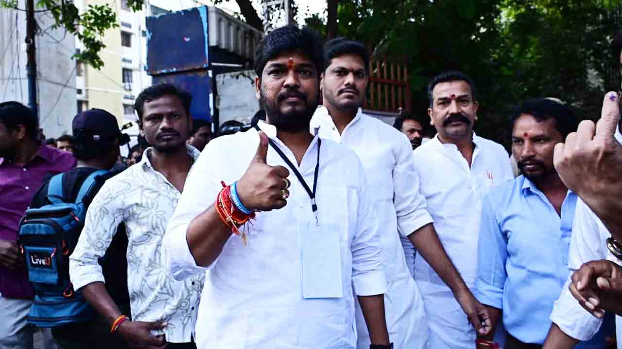 Jubilee Hills Bye Election: జూబ్లీహిల్స్ ఉప ఎన్నిక..ఓటు వేసిన కాంగ్రెస్, బీఆర్ఎస్ అభ్యర్థులు