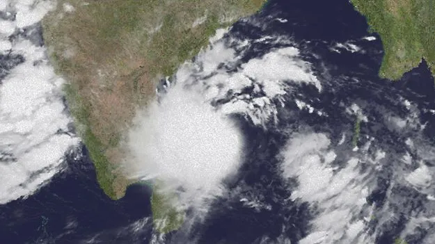 Cyclone Montha Visakha Mayor: మొంథా తుపాన్.. విశాఖ మేయర్ ఎమర్జెన్సీ మీటింగ్