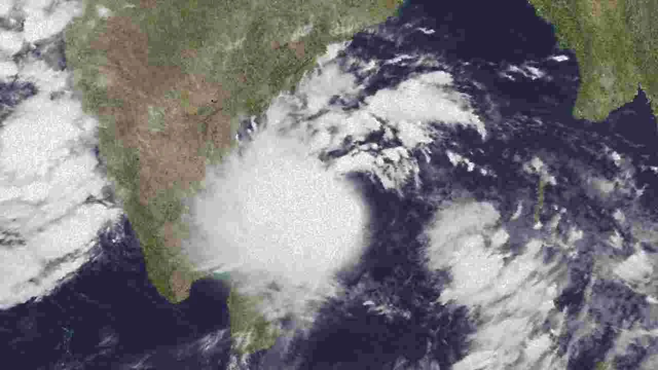 Cyclone Montha Visakha Mayor: మొంథా తుపాన్.. విశాఖ మేయర్ ఎమర్జెన్సీ మీటింగ్