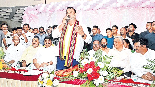 ప్రయాణికులు, కార్మికులు ప్రభుత్వానికి రెండు కళ్లు