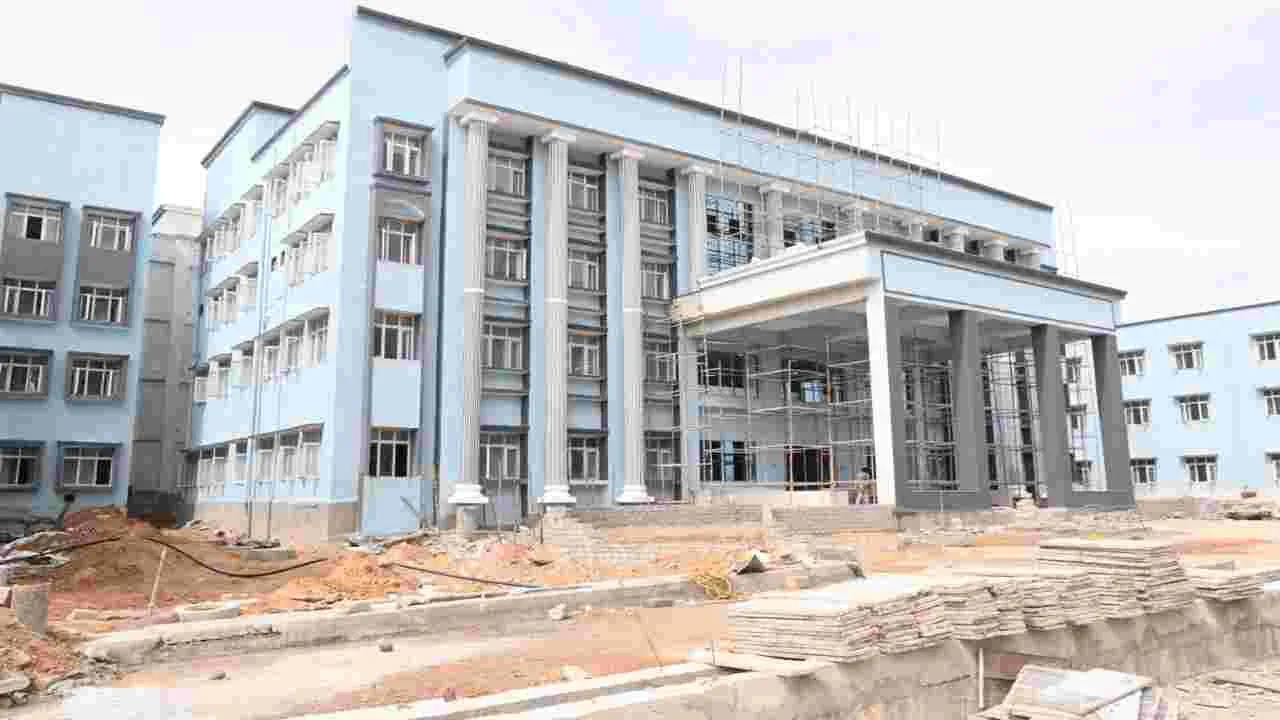 శరవేగంగా వైద్య కళాశాల నిర్మాణం