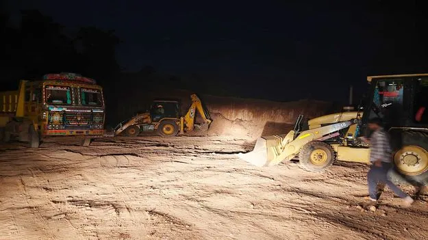 విచ్చలవిడిగా మొరం తవ్వకాలు